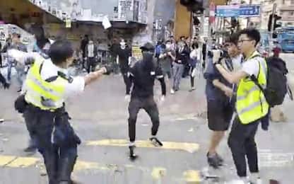 Hong Kong, polizia spara a manifestanti. Due feriti, uno grave