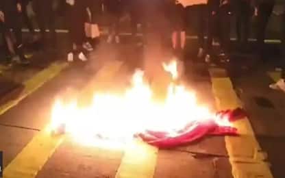 Hong Kong, manifestanti bruciano la bandiera cinese. VIDEO