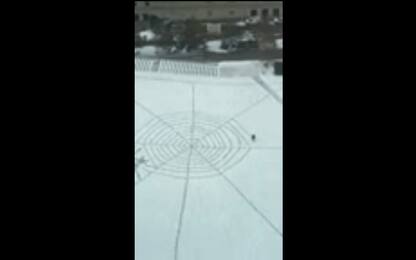 Cleveland, ragnatela gigante disegnata nella neve. VIDEO