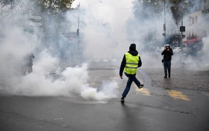 Gilet gialli, a Parigi scontri e tafferugli con la polizia