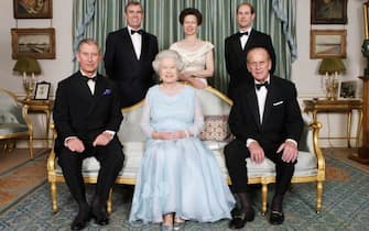 La regina Elisabetta II e Filippo in una fotografia ufficiale insieme ai quattro figli