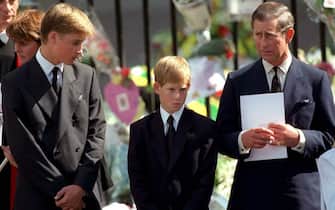 Carlo, William e Harry partecipano ai funerali di Diana
