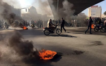 Iran, proteste contro il caro benzina. "Almeno 12 vittime da venerdì"