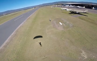 Australia, paracadutista atterra su moto in corsa. VIDEO