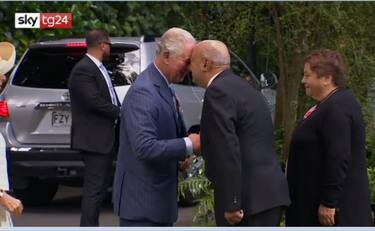 Nuova Zelanda, Carlo e Camilla ricevuti con il saluto maori. VIDEO