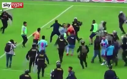 Perù, maxi rissa durante una partita di calcio. VIDEO