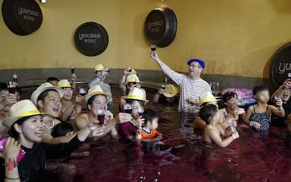 Giappone, bagno a base di vino Beaujolais Nouveau. FOTO