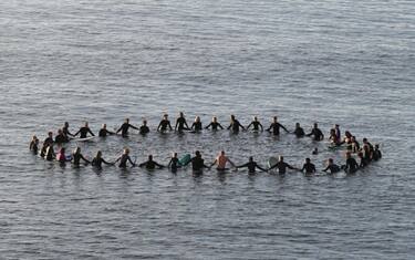 Australia, surfisti contro le trivellazioni in mare. FOTO
