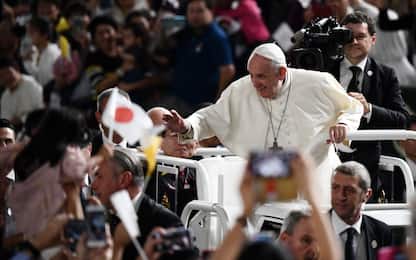 Il Papa a Tokyo: "Aprite le braccia, accogliete i rifugiati"
