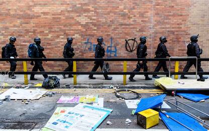 Hong Kong, la polizia entra nel Politecnico vuoto. FOTO