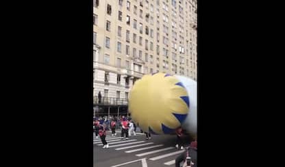 Festa del Ringraziamento, un pallone aerostatico colpisce donna. VIDEO
