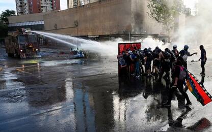 Cile, continuano le proteste: feriti e arresti a Santiago