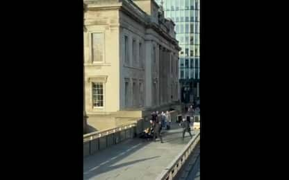 Attacco Londra, la polizia spara al presunto attentatore. VIDEO