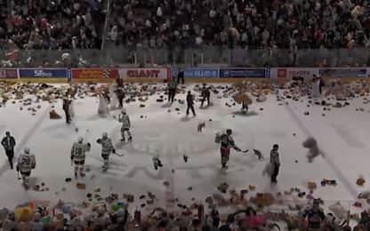 Hockey, tifosi lanciano orsetti in campo. VIDEO