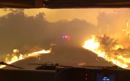 Incendi in Australia, i vigili del fuoco guidano tra le fiamme. VIDEO