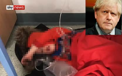 Johnson rifiuta di guardare foto di bimbo malato e a terra in ospedale