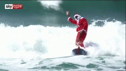 Brasile, Babbo Natale arriva con il surf. VIDEO