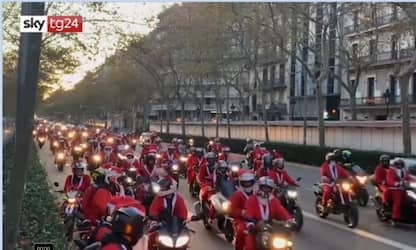 Barcellona, Babbo Natale in parata in motocicletta. VIDEO