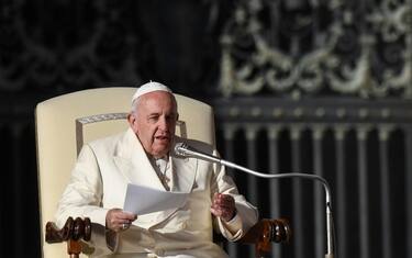 Papa Francesco: "Nessuna nuova apertura ai preti sposati"