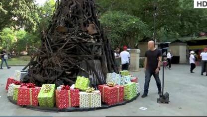 A Sydney l'albero di Natale fatto con tronchi carbonizzati. VIDEO