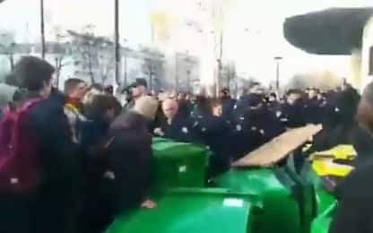 Sciopero Francia, polizia usa spray al peperoncino su studenti. VIDEO