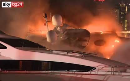 Miami, lo yacht di Marc Anthony va a fuoco e si ribalta. VIDEO