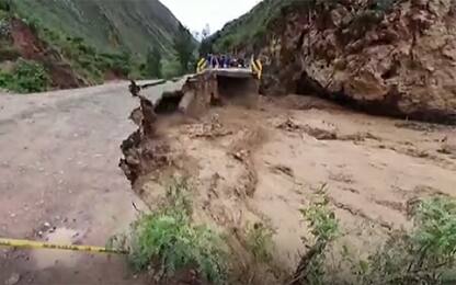 Maltempo in Perù, frana travolge ponte e lo fa crollare. VIDEO