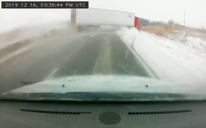 Usa, camion sorpassa un'auto e si ribalta sulla neve. VIDEO