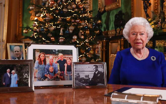 Uk Elisabetta Ii Fara Gli Auguri Di Natale Al Regno Dopo Un Anno Accidentato Foto Sky Tg24
