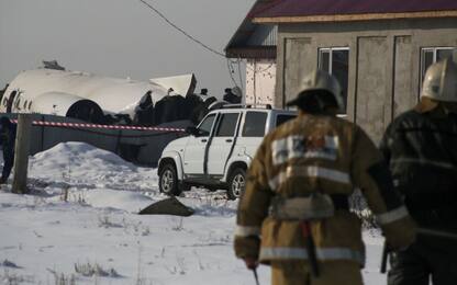 Kazakistan, aereo con 100 passeggeri precipita dopo decollo: vittime