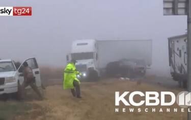 Texas, schianto nella nebbia tra un tir e un suv: due feriti. Il video
