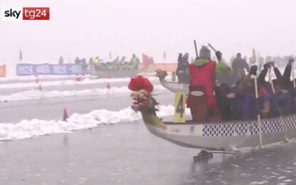Cina, la pazza corsa delle barche-drago sul ghiaccio. VIDEO