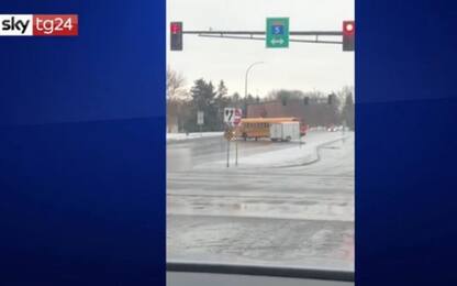 Usa, ghiaccio e neve in Minnesota: bus scivola sulla strada. VIDEO