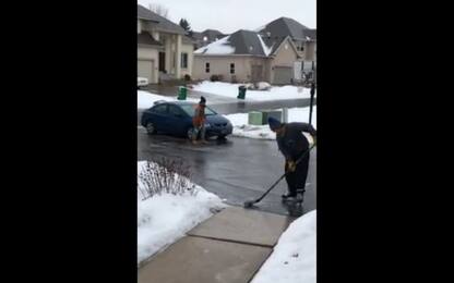 Usa, sulle strade ghiacciate del Minnesota si gioca a hockey. VIDEO