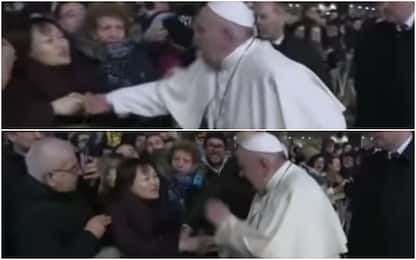 Papa strattonato da una fedele, lui reagisce e si arrabbia. VIDEO