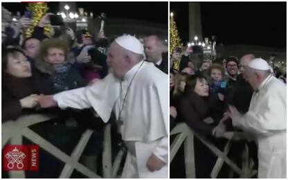 Papa Francesco strattonato da fedele reagisce infastidito