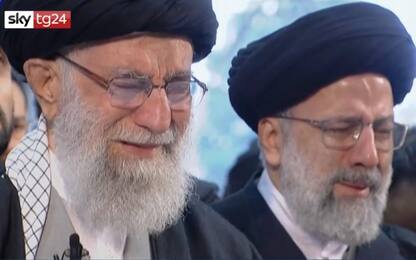 Soleimani, Khamenei prega in lacrime sulla bara del generale. VIDEO
