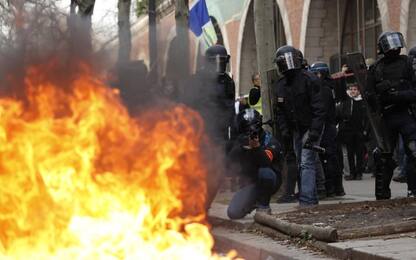 Francia, ancora proteste su pensioni: governo ritira nodo contestato
