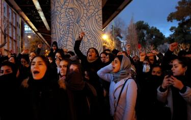 Iran, studenti contro il regime. Scontri a Teheran, la polizia spara