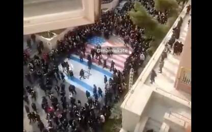 Iran, studenti rifiutano di calpestare bandiere degli Usa. VIDEO