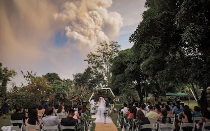 Filippine, il vulcano Taal erutta mentre si sposano. VIDEO