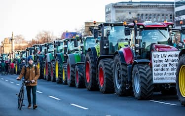 0GettyImages-protesta_agricoltori_berlino_trattori