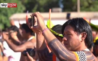 Brasile, tribù indigene usano smartphone per difendere loro cultura