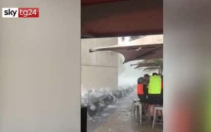 Tempesta di grandine a Canberra, i passanti si riparano così. VIDEO