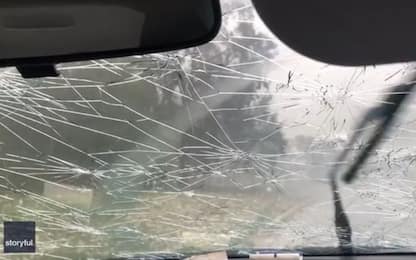 Canberra, la grandine distrugge il parabrezza dell’auto. VIDEO