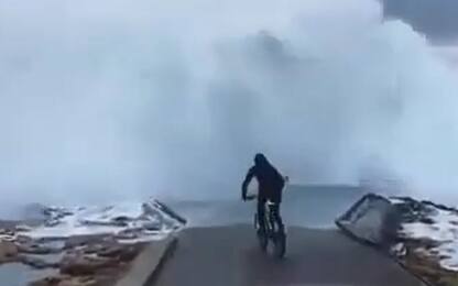 Spagna, ciclista sfida un'onda e viene travolto con la bici VIDEO