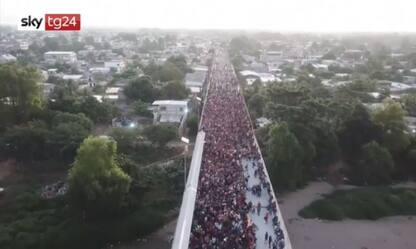 Centinaia di migranti attraversano fiume ed entrano in Messico. VIDEO