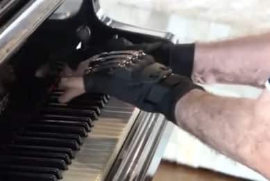 Pianista torna a suonare grazie a speciali guanti bionici. VIDEO