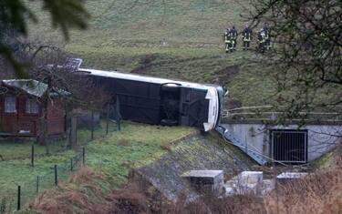 Germania, scuolabus scivola in un pendio: morti due bambini