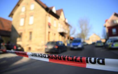 Sparatoria in Germania, 26enne uccide i genitori e altre 4 persone 
